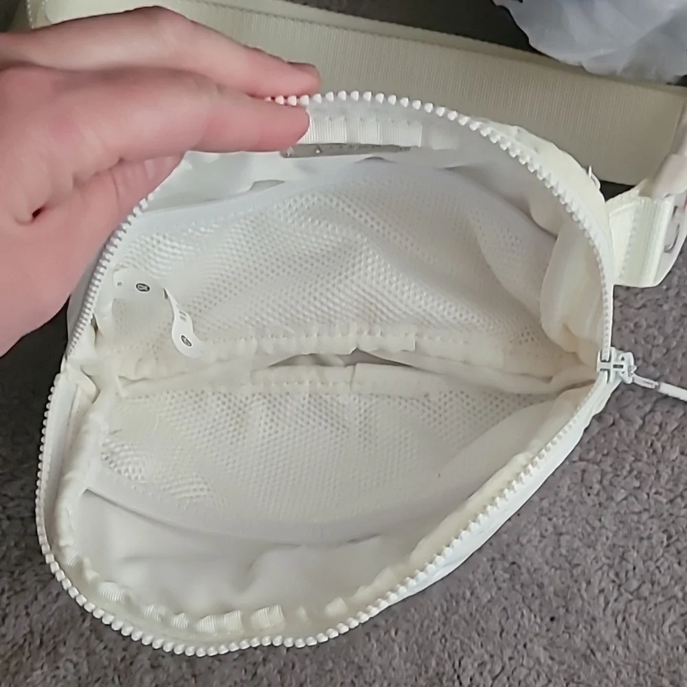 Lululemon Everywhere Belt Bag - White Opal - Excellent condition - Picture 7 of 7